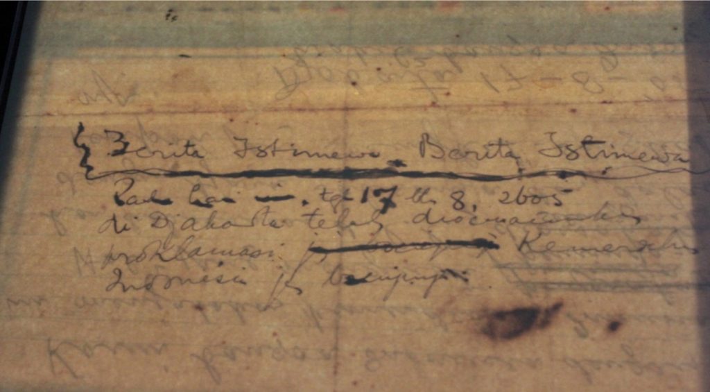 Tulisan Burhanuddin Muhammad Diah di belakang naskah proklamasi kemerdekaan bangsa Indonesia tulisan tangan Soekarno.