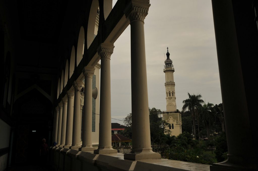 Menara Masjid Al Mashun dilihat dari lorong sisi utara,