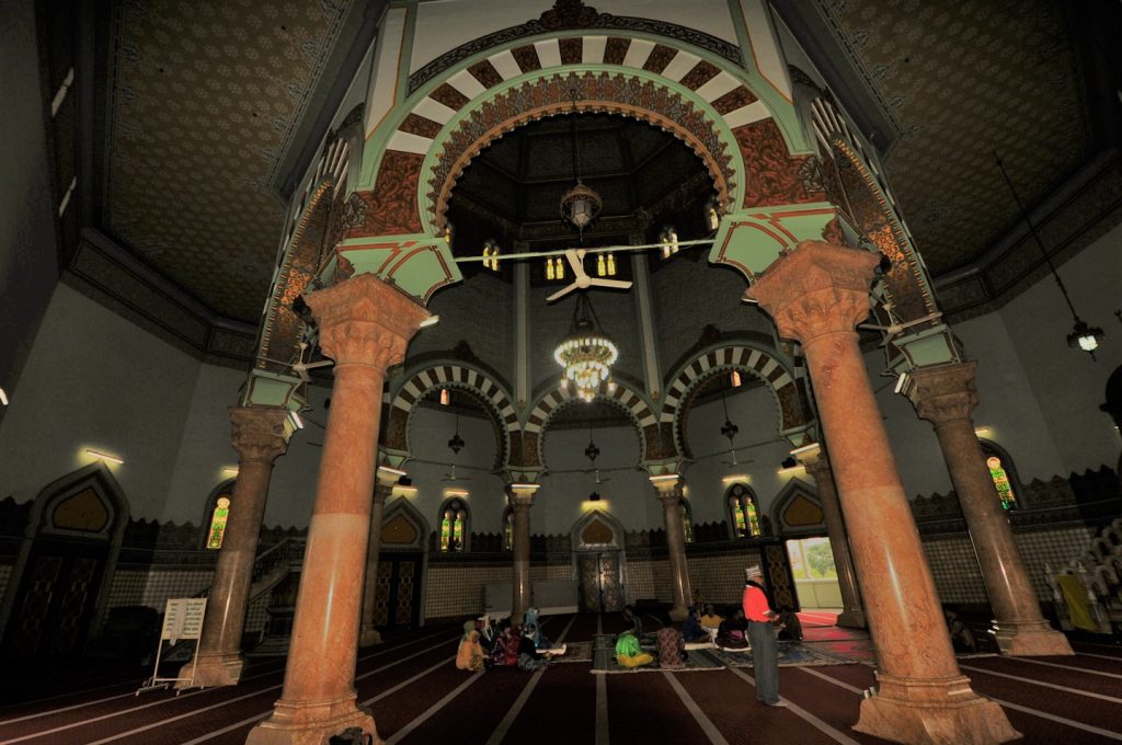 Ruang utama Masjid Al Mashun berdenah segi delapan dengan delapan tiang menopang kubah yang besar.