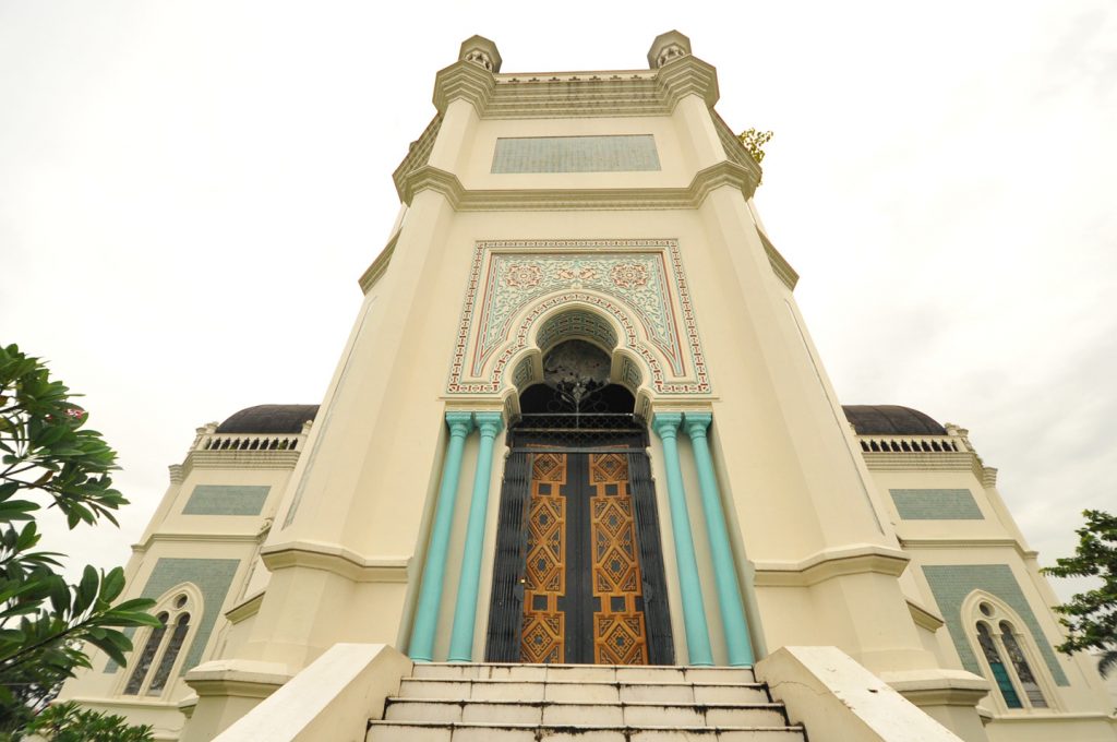 Beranda sudut tenggara Masjid Al Mashun.