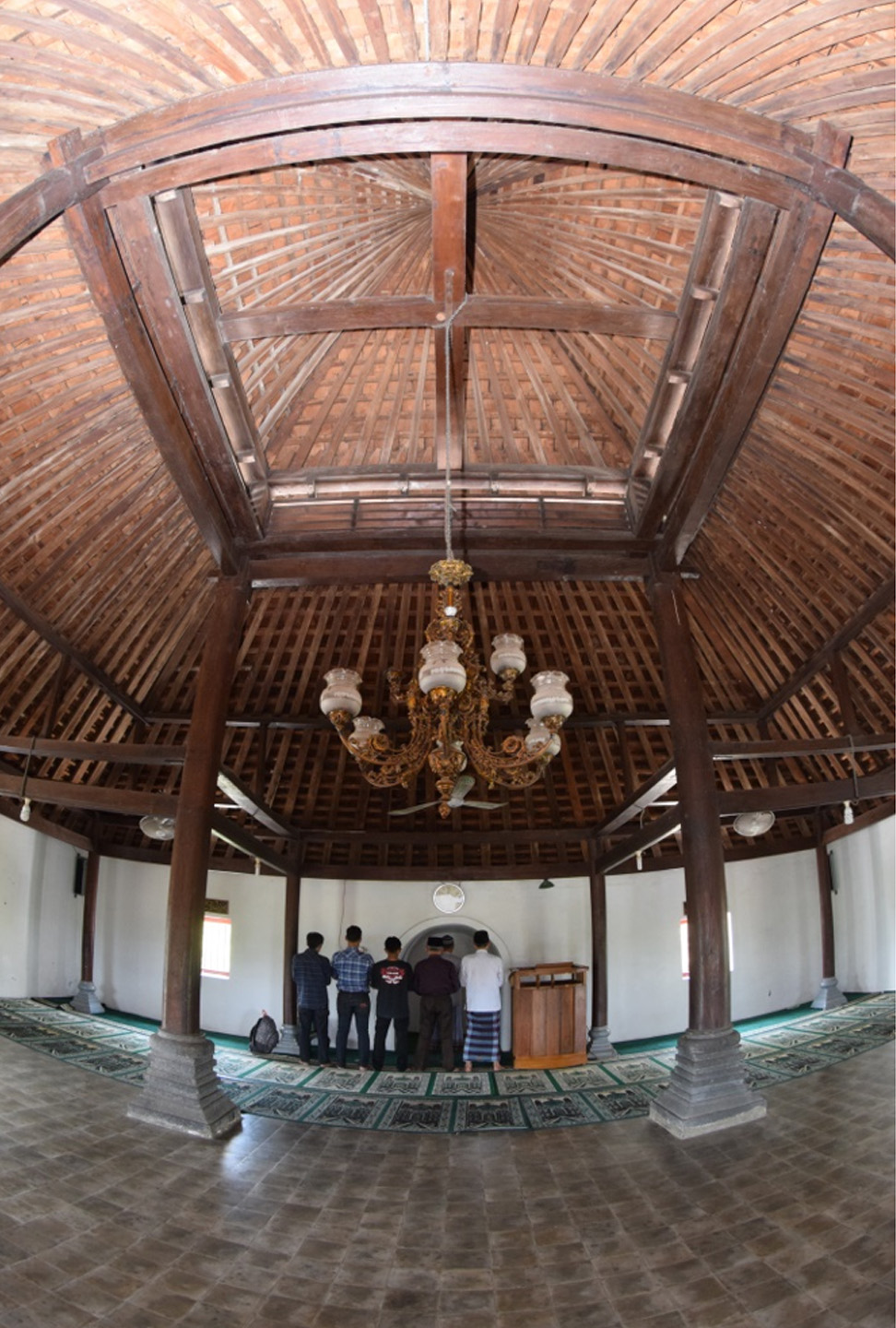 Ruang Masjid Gala dengan tiang-tiang penyangga atap yang masih asli. (foto: Sungkono)