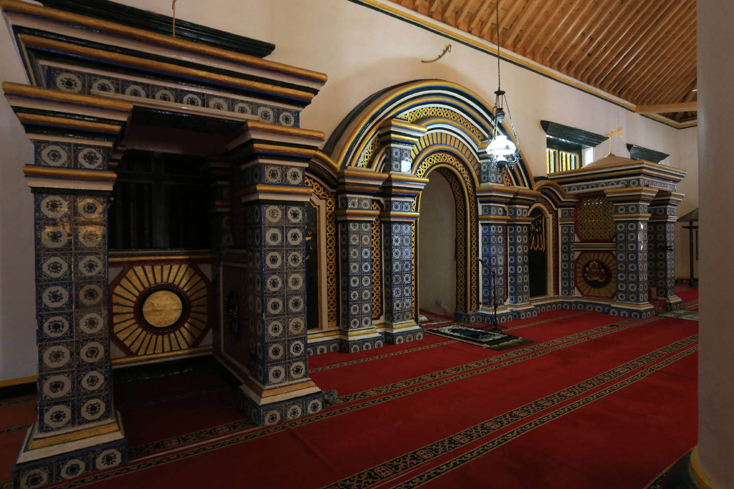 Paimaman, mihrab dan patimbaran Masjid Jami Sumenep.