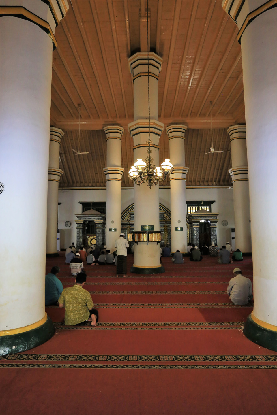 Pilar-pilar Masjid Jami Sumenep bergaya Eropa yang berukuran besar.