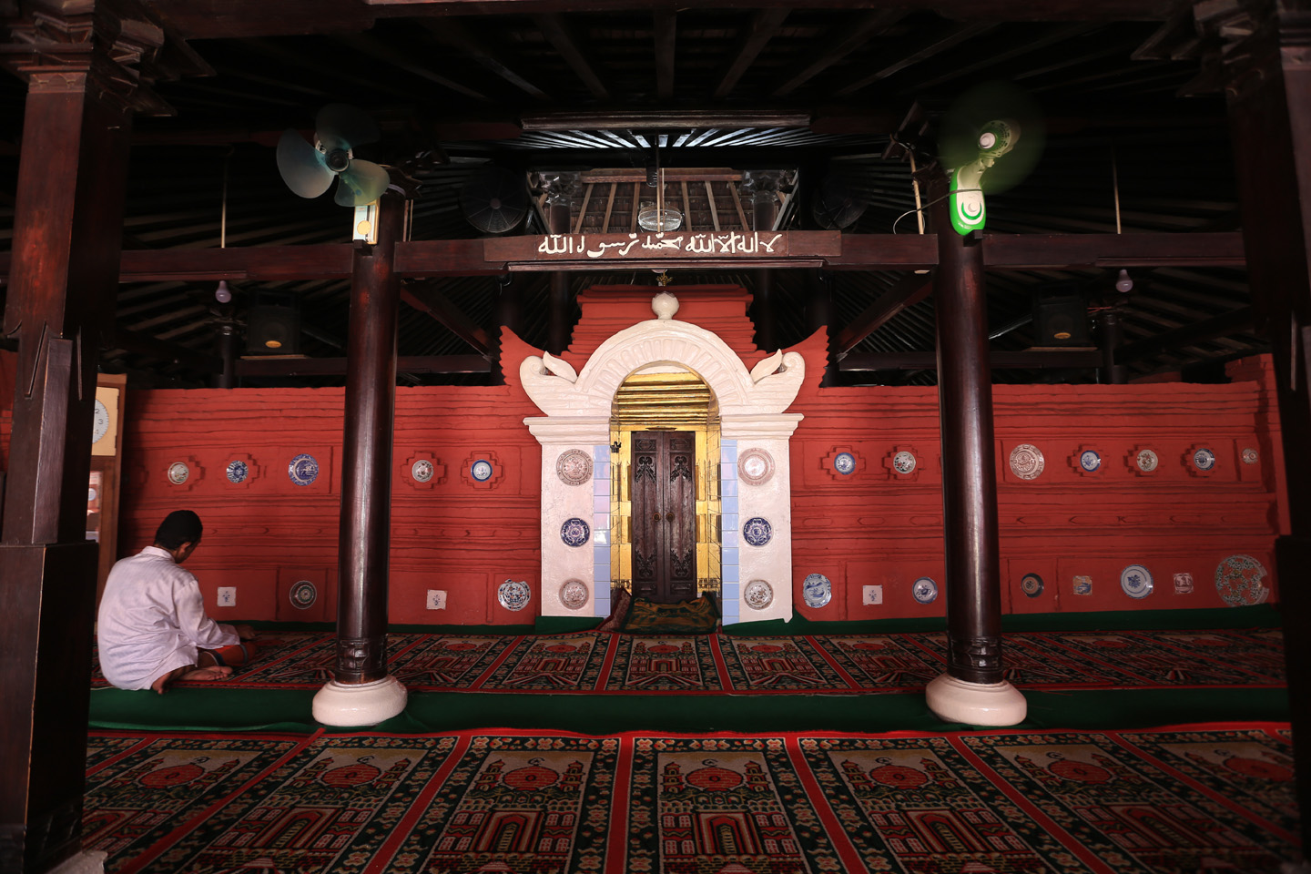 Bagian dalam Masjid Merah Panjunan. (Foto: Suparno)