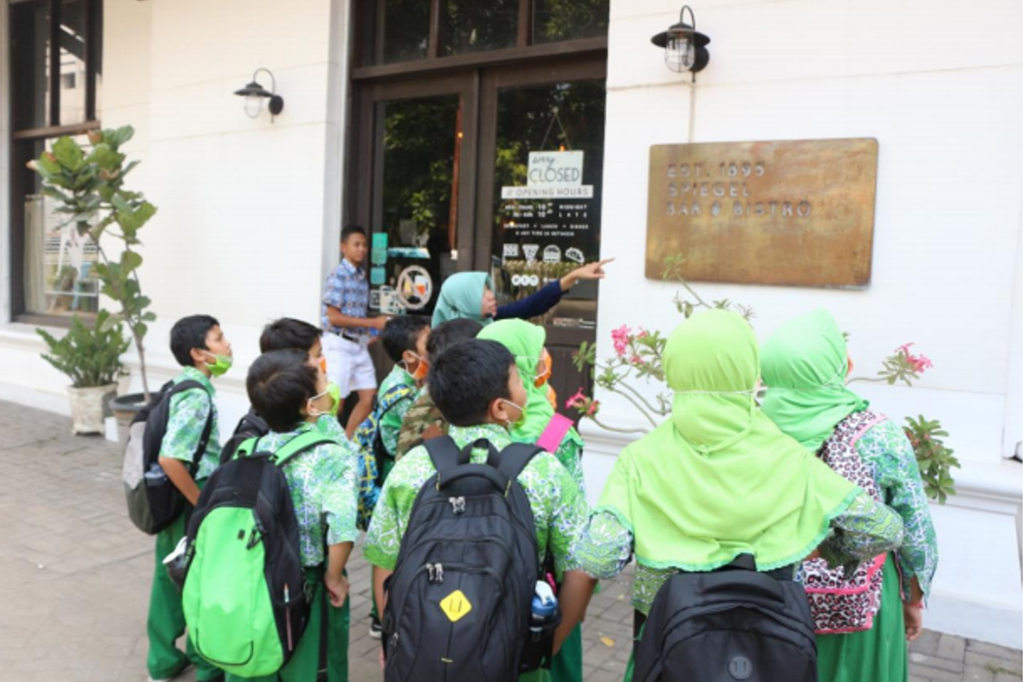 Peserta Heritage Trail mendapat pengetahuan mengenai bangunan cagar budaya di Kawasan Kota Lama Semarang.