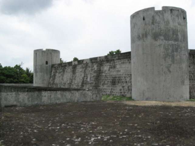 Dinding barat Benteng Belgica di Neira. Difoto dari bastion tenggara. Sumber: benteng-indonesia.org