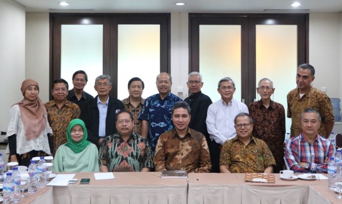 Tim Ahli Cagar Budaya Nasional berfoto bersama dengan Direktur Jenderal Kebudayaan, Hilrmar Farid.