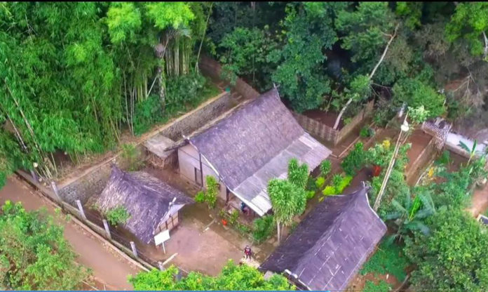 Situs Ciburuy yang erat dengan tradisi Sunda yang berada di Kampung Ciburuy, Desa Pamalayan, Kecamatan Bayongbong, Garut.