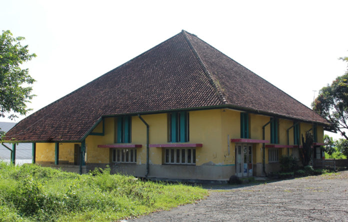 Bekas kantor pabrik gula di Omas, Liangjulang (Sumber: Dokumen Balai Arkeologi Jawa Barat, 2017)