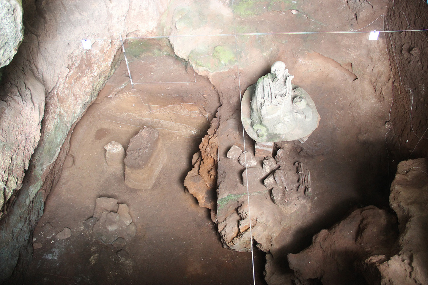 Rangka manusia yang ditemukan pada ekskavasi di Gua Pawon (dok. Lutfi Yondri, 2017)