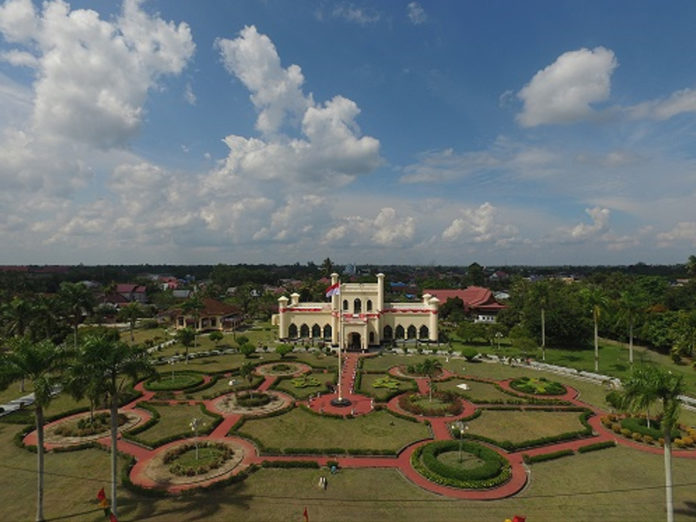 Istana “Asserayah Al Hasyimiah” Siak Sri Indrapura, dinamis dengan pola tamannya.