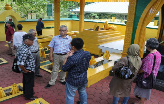 Berdiskusi bisa di manapun, termasuk Tim Ahli Cagar Budaya Nasional bersama BPCB Sumatera Barat sedang membahas keberadaan salah satu Makam di Pulau Penyengat.