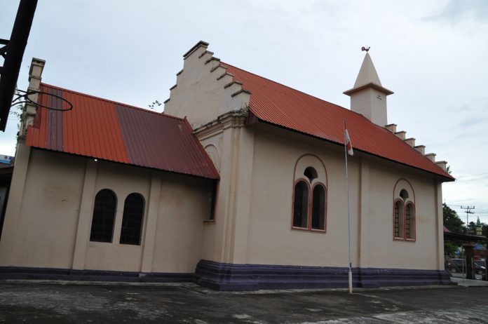 Gereja Bethel-Tanjungpinang tampak samping (utara) dengan jendela-jendela yang unik dan atap bertrap dengan enam undakan.