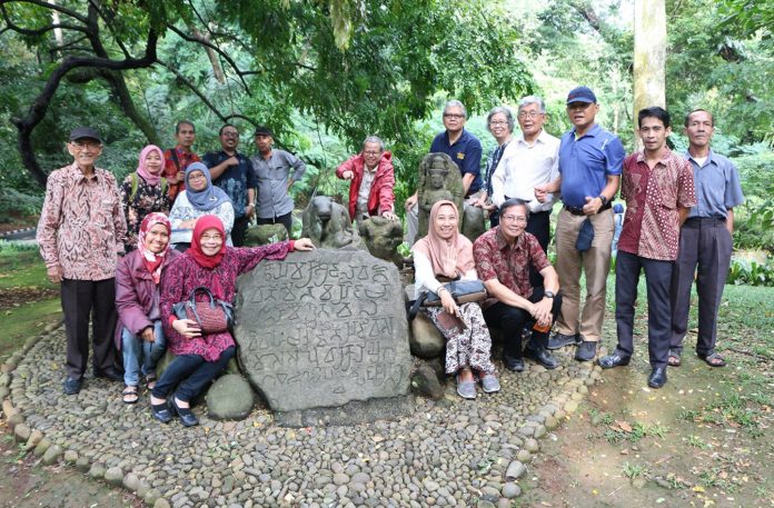 TACBN berfoto di prasasti yang berada di Kebun Raya Bogor.