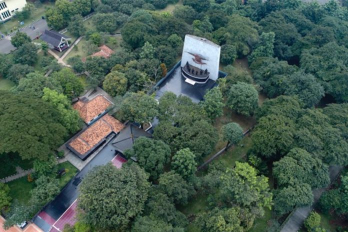 Kompleks Monumen Pancasila Sakti, diambil dengan drone, rimbun oleh pepohonan.