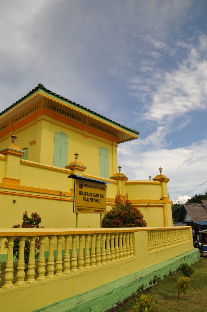 Salah satu rumah sotoh di sudut pagar keliling Masjid Raya Sultan Riau yang menyerupai bastion berdenah lingkaran.