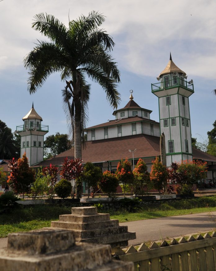 Masjid Jamik Sultan Nata terletak di sebelah barat Istana Al Mukarramah Kesultanan Sintang. Tepatnya di Jalan Bintara No. 22 Lingkungan 1 RT. 02, RW. 01, Kelurahan Kapuas Kiri Hilir, Kecamatan Sintang, Kabupaten Sintang.