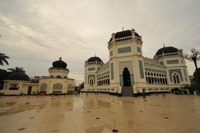 Masjid Al Mashun, masjid bersejarah yang berada di Kota Medan.
