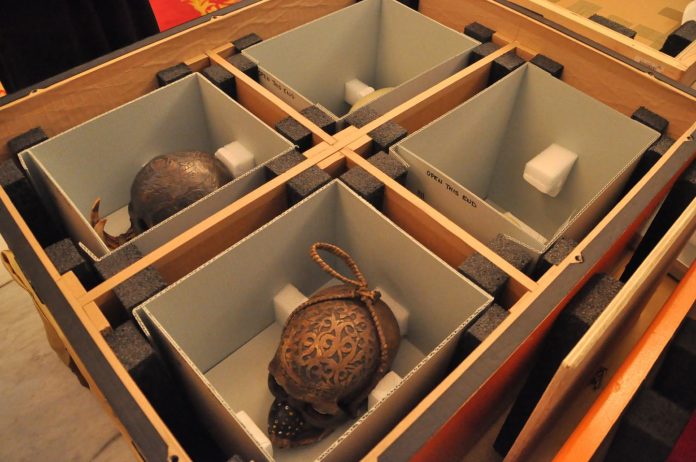 Kotak yang didesain khusus untuk mengamankan tengkorak Suku Asmat dan Dayak yang dikembalikan ke Indonesia.