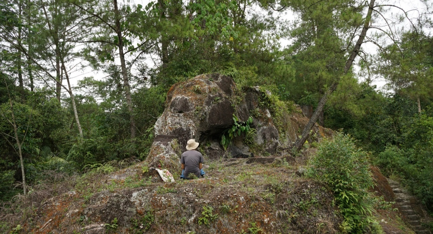 Patung Gajah Besar di Gundukan 2 Teras I yang menjadi asal penamaan Kompleks Megalitik Batu Gajah.