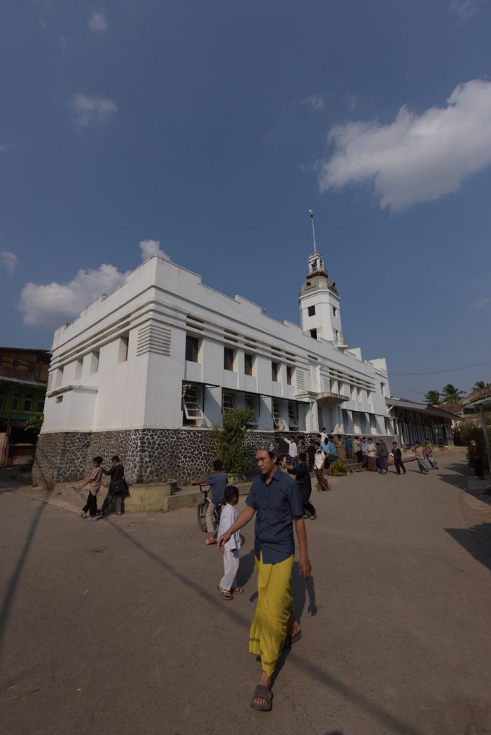 Masjid Al Syura Cipari di Desa Sukarasa, Kabupaten Garut. (foto: Ade Dani Setiawan)