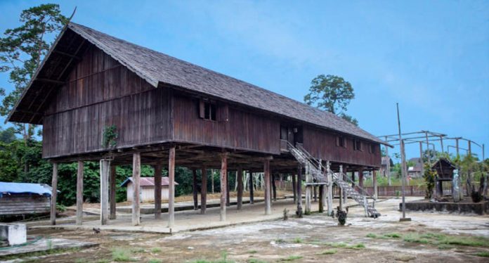 Replika Betang Damang Batu di Desa Tumbang Anoi, Kecamatan Damang Batu, Kabupaten Gunung Mas.