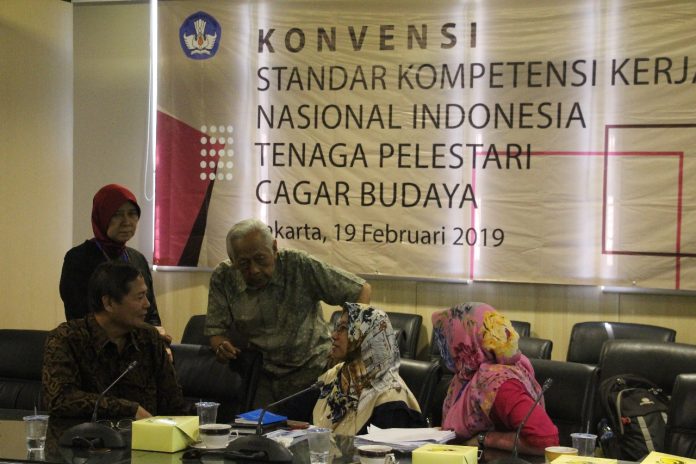 Para ahli sebelum pelaksanaan Konvensi Nasional Standar Kompetensi Nasional Indonesia Bidang Pelestarian Cagar Budaya, Selasa (19/2).