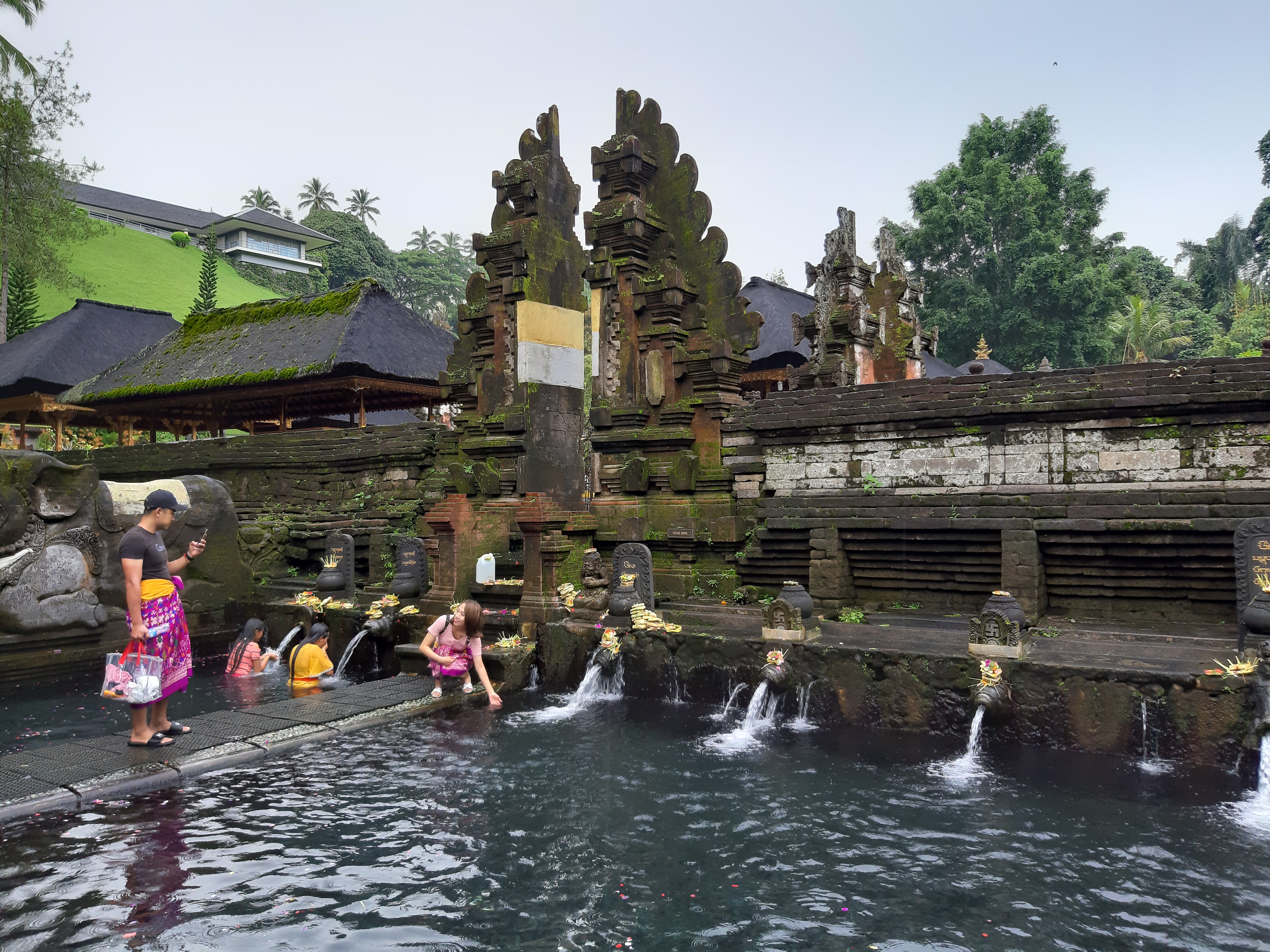 Masyarakat Bali dan Wisatawan Hidup Berdampingan di Pura Tirta Empul.