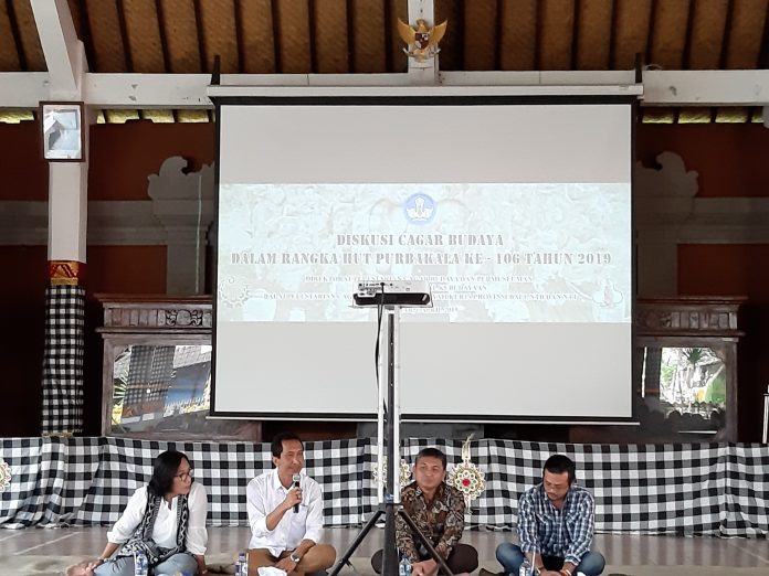 Para Narasumber Diskusi (Andi Syamsu Rijal, Ni Komang Aniek Purniti, dan Ramom Y. Tungka) sedang berdiskusi dipandu oleh I Wayan Muliarsa.