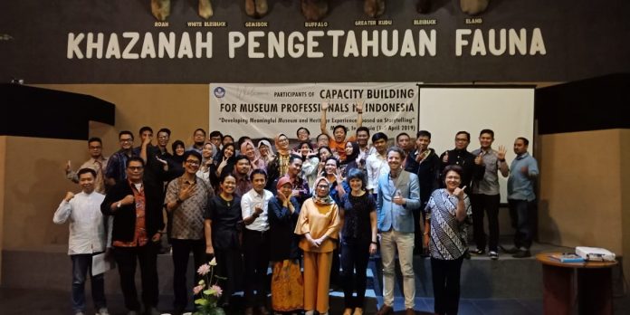 Panitia Berfoto Bersama Peserta Capacity Building for Museum Professionals in Indonesia (5/4)
