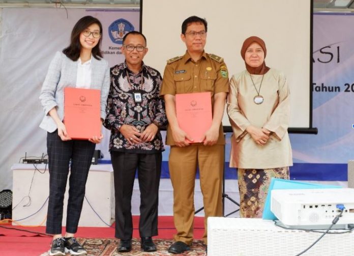 Dit. PCBM Memberi Bingkisan Berupa Buku Kepada Hari Wibawa (Kepala Subdit Pariwisata, Industri, dan Perdagangan, Bappeda Provinsi Sumatera Selatan), dan Cyntia Handi (Kepala Museum Gubug Wayang) (2/4).