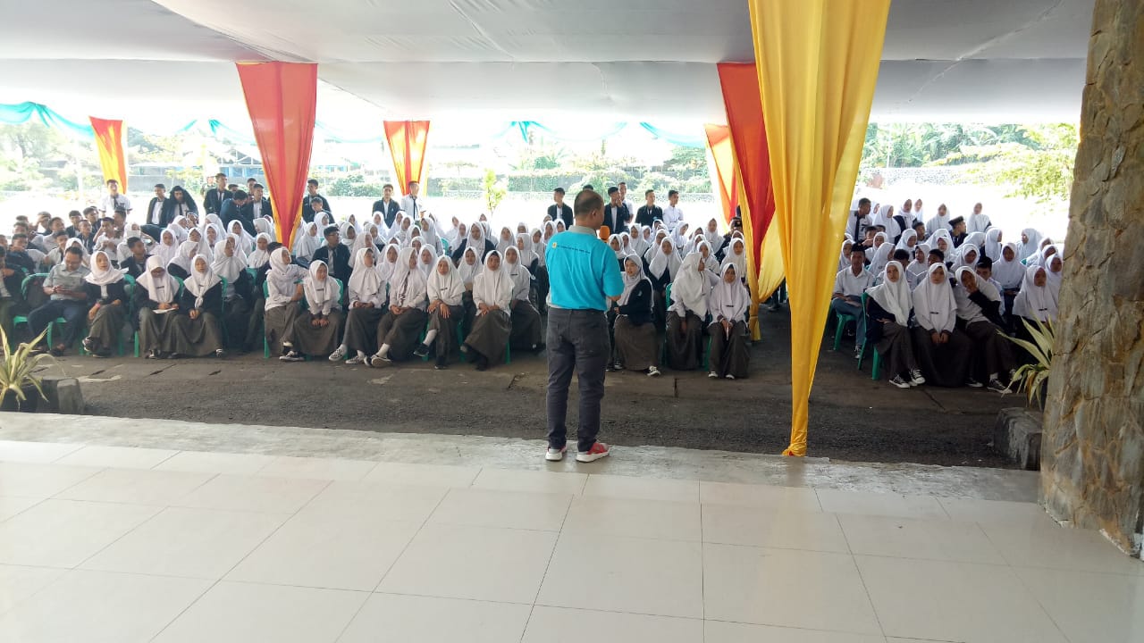 You are currently viewing Peserta Didik SMA Mutiara Terpadu Pelabuhanratu Mengunjungi Pameran Pendidikan di GOR Venue Tinju