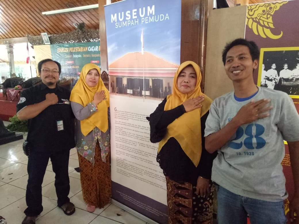 You are currently viewing Jurnalis dan Musisi Lokal Berkunjung ke Stand Museum Sumpah Pemuda