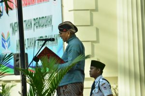 Kepala Museum NAsional Indonesia membacakan sambutan Mendikbud pada upacara peringatan Hardiknas di Museum Nasional Indonesia, 2 Mei 2018