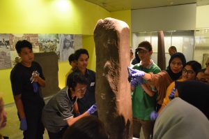 Mengamati potensi kerusakan prasasti Yupa di Museum Nasional
