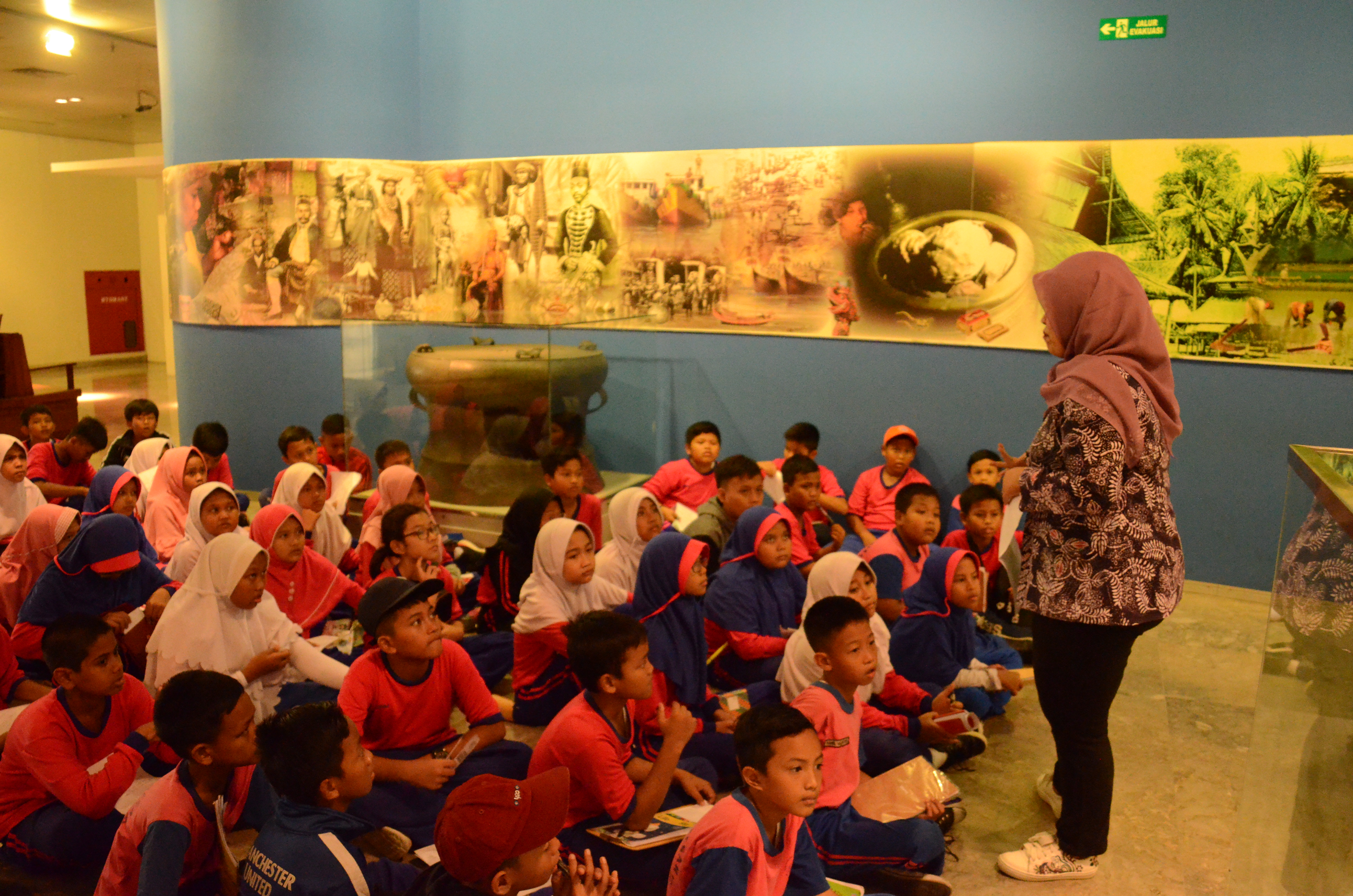 Read more about the article Menjelang Ujian Akhir Semester, Museum Nasional Ramai dikunjungi Siswa