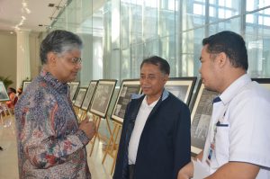 Yang Mulia Duta Besar India untuk Indonesia meninjau pameran Hubungan Diplomatik India- Indonesia bersama Kabag TU Museum Nasional, Kamis, 25 April 2019