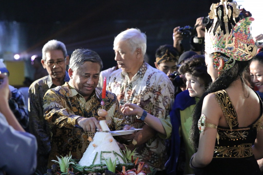 M. Nuh memotong Tumpeng Robyong