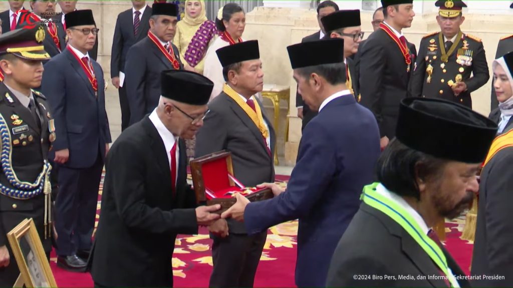 Pencipta Sholawat Badar menerima Tanda Kehormatan Bintang Budaya dari Presiden