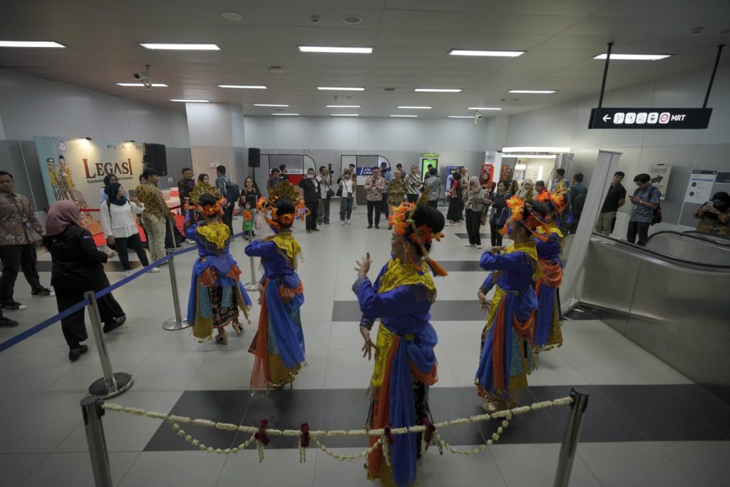 Warisan Budaya Indonesiana hadir di ruang publik MRT