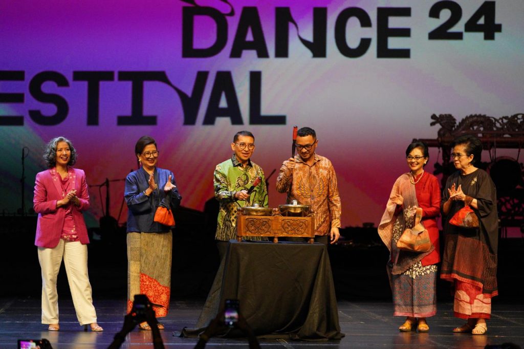 Membuka Indonesian Dance Festival (IDF) 2024, Menteri Kebudayaan sebut IDF tidak hanya merayakan karya-karya seni tari, tapi juga merayakan warisan budaya dan kekayaan kreativitas yang melintasi batas-batas zaman, serta menghargai ekosistem kebudayaan yang terus berkembang.v\\\\\\\\\\\\\\\\\\\\\]]]]]]]]]]]]]]]]]]]]]]]]]]]]]]]]]]]