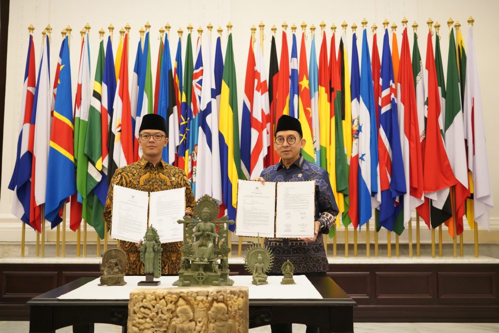 Menteri Luar Negeri Sugiono Serahterimakan Enam Objek Diduga Cagar Budaya Kepada Menteri Kebudayaan Fadli Zon